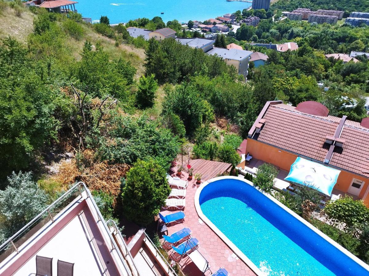Green, Quiet And Beautiful 1 Daire Kavarna Dış mekan fotoğraf